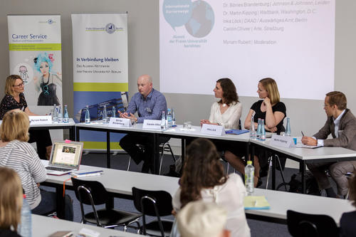 Bei der Diskussion zu den „Internationalen Karrierewegen“ berichteten Alumni der Freien Universität von ihrem Weg ins Ausland.