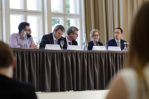 Bei einer Podiumsdiskussion gingen Wissenschaftler der Frage nach, wie akademische Kooperationen in Krisenzeiten funktionieren können.