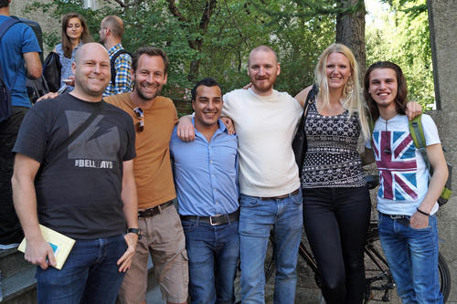 Jonathan Fox mit den Gründern von „Let’s integrate!“, Lasse Landt, Khaled Alaswad, Paul Spieker, Cindy Spieker, Talal Maskineh (v.l.n.r.).