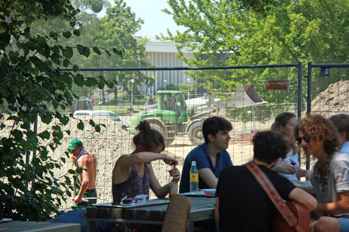 Die Besucher der Vegetarischen Mensa können die Bauarbeiten auf der Studenten-Aue aus der ersten Reihe beobachten.