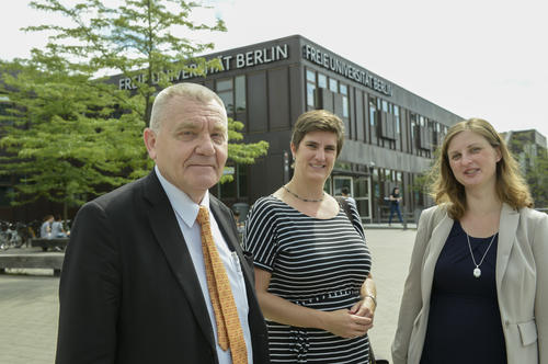 Gemeinsam den Campus entdecken: Jean-Pierre Bourguignon mit Eva-Maria Silies und Maria Seifert, die sich an der der Freien Universität um Forschungsförderung und –information kümmern.