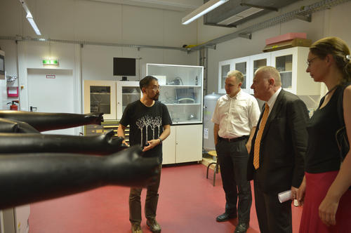 Auf Erkundungstour in Dahlem: Der Präsident des ERC Jean-Pierre Bourguignon (2. v. r.) mit den Forschern Kenichi Ataka, Rainer Haag und Stephanie Reich (v. l. n. r.).