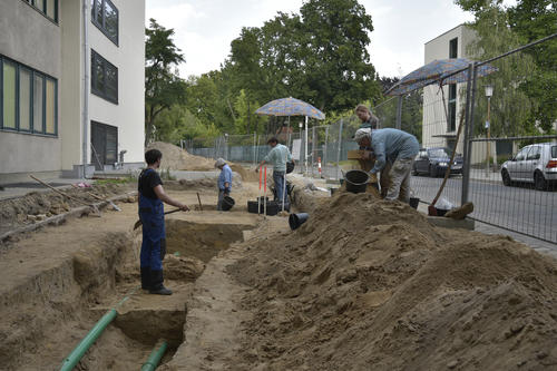 Seit Mitte Juli wird an der Harnackstraße wieder gegraben. Ein Team vom Institut für Vorderasiatische Archäologie unter der Leitung von Professorin Susan Pollock und Professor Reinhard Bernbeck hebt den Leitungsgraben aus.