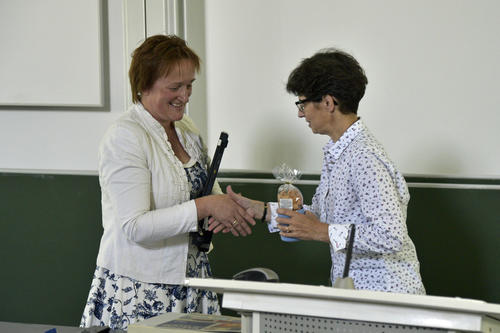 Katinka Wolter (r.) dankte Ina Schieferdecker für ihren Vortrag über Software-Sicherheit.