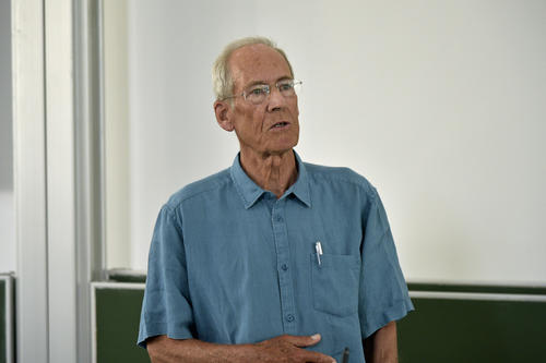 Klaus-Peter Löhr sprach in seinem Vortrag über „Unordnung und frühes Leid“ am Institut.