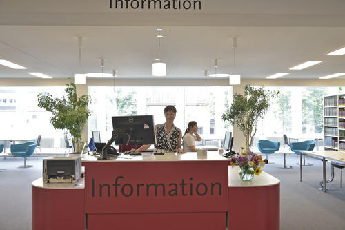 Hinter dem zentralgelegenen Informationstresen laden bequeme Sessel zum Verweilen ein.