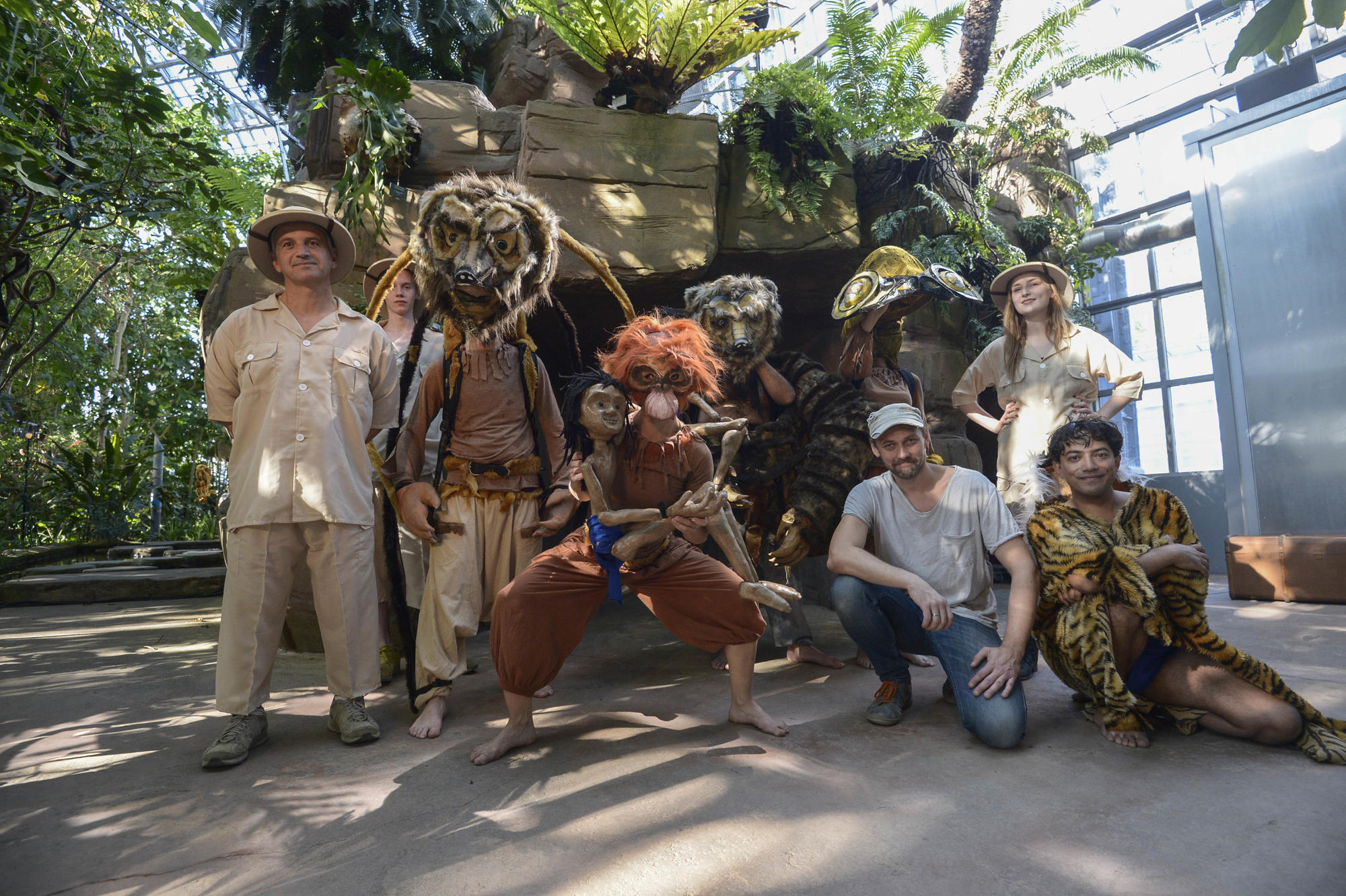Inszenieren die Theatersafari im Botanischen Garten: das Ensemble der "Drehbühne Berlin". Untere Reihe, 1.v.r.: Mogli-Darsteller Bikash Chatterjee, 2.v.r. Regisseur Lorenz Christian Köhler.