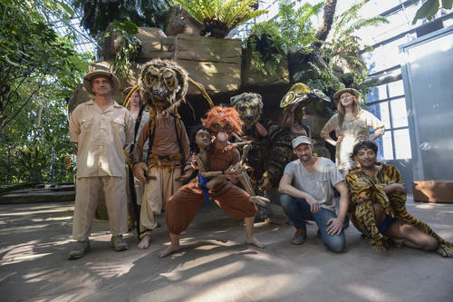 Inszenieren die Theatersafari im Botanischen Garten: das Ensemble der "Drehbühne Berlin". Untere Reihe, 1.v.r.: Mogli-Darsteller Bikash Chatterjee, 2.v.r. Regisseur Lorenz Christian Köhler.