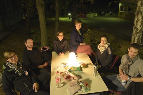 Biochemie-Doktorand Tom Haltenhof (2. v. l.) bewacht mit Kommilitonen und seinem Doktorvater Professor Dr. Florian Heyd (ganz rechts) ein Notstromaggregat (roter Kasten im Hintergrund).