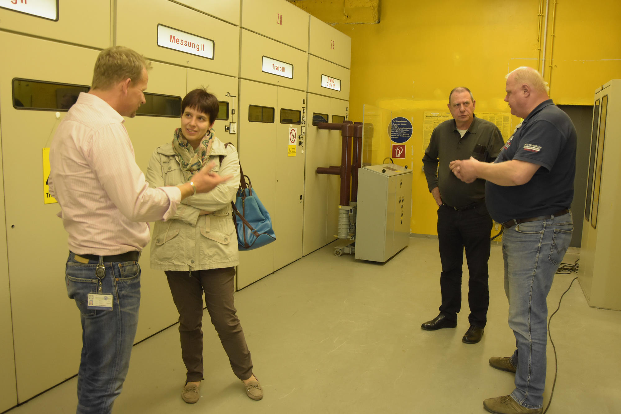 Vor den Mittelspannungsschaltanlagen: Kanzlerin Dr. Andrea Bör mit Martin Mende (l.), Uwe Meising und Ulrich Mitschke.