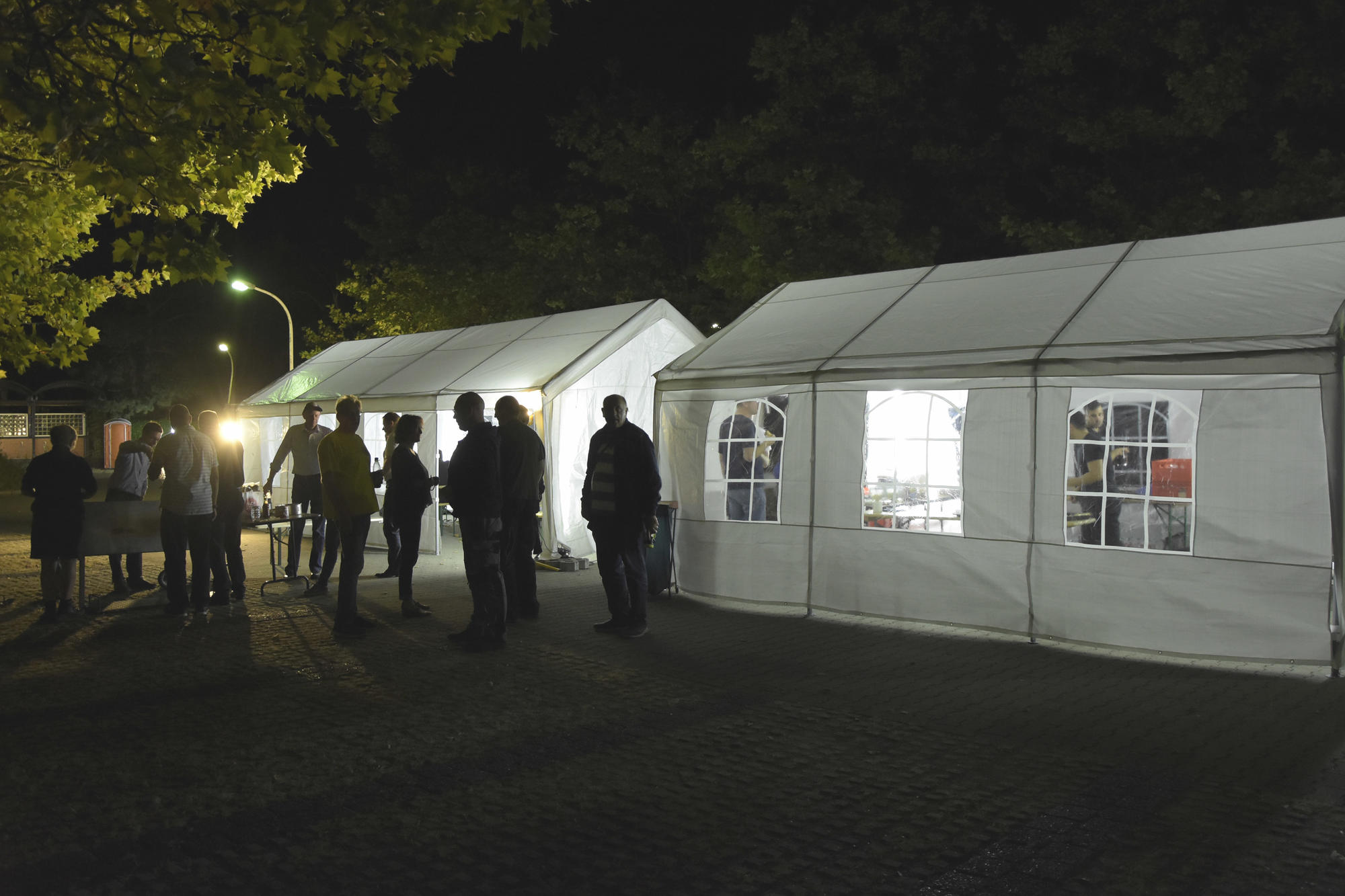 Für den Überblick: Die Einsatzzelte auf dem Parkplatz neben der Rostlaube.