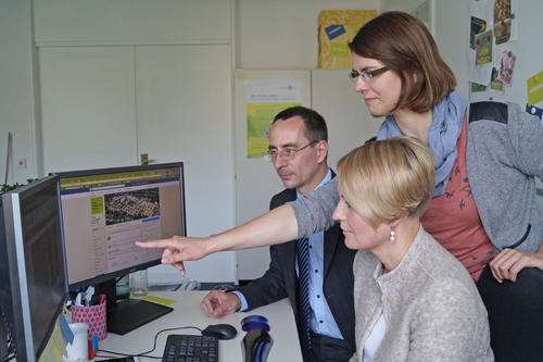 Verena Blindow (rechts) vom Social-Media-Team der Freien Universität berichtet Tobias Stüdemann und Tatiana Chubykina von den Aktivitäten der Hochschule auf Facebook.