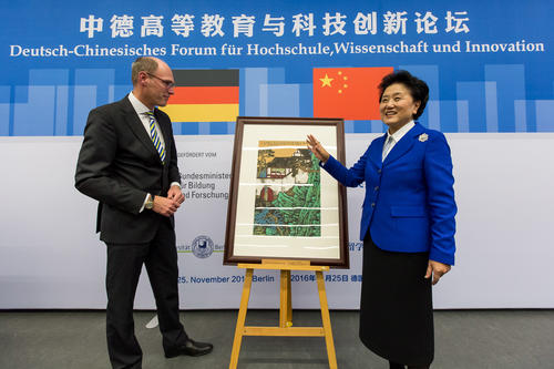 Das chinesische Gastgeschenk stammt von Pan Gongkai, dem Präsidenten der Chinesischen Akademie der Künste. Die Kalligrafie stammt aus einer klassischen daoistischen Schrift, in der der Zusammenhang von Natur und Kultur betont wird.