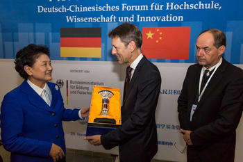 The Vice Premier presents a gift to State Secretary Dr. Georg Schütte.