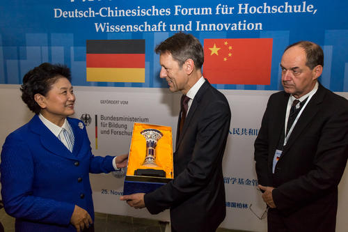 Die Vize-Premierministerin überreicht Staatssekretär Dr. Georg Schütte ein Gastgeschenk.