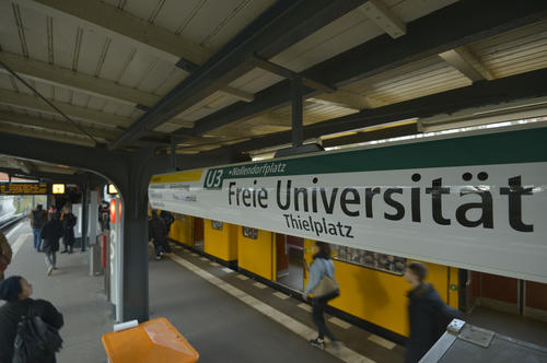 Mit dem Fahrplanwechsel am Sonntag trägt der U-Bahnhof Thielplatz den Namen Freie Universität.