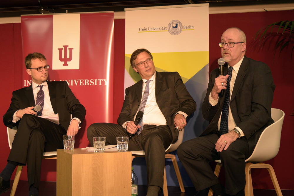 David P. Fidler (re.) von der Indiana University in der Diskussion mit Steffen Hindelang (li.) von der Freien Universität und Moderator Stefan Mair (Mitte) vom Bundesverband der deutschen Industrie.