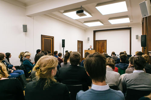 Rainer Haag berichtete von seinem Alltag als Wissenschaftler und Familienvater. Männer und Frauen waren an diesem Thema gleichermaßen interessiert. 