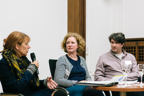 Christine Kurmeyer, Anna Holzscheiter und Roman Seidel bei der Podiumsdiskussion.