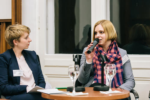 Anna-Lena Scholz von der ZEIT (li.) moderierte das Gespräch. Caroline Krüger (re.) plädierte für Anerkennung von Erziehungszeiten.