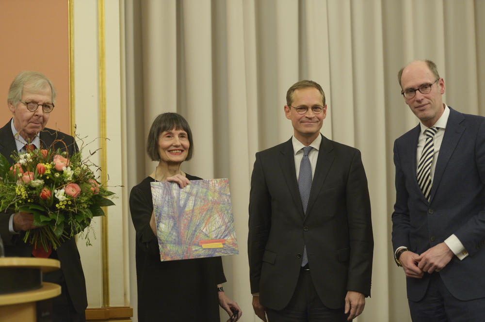 Preisträgerin Gastprofessorin Ilma Rakusa - mit dem Regierenden Bürgermeister Michael Müller (r.), dem Präsidenten der Freien Universität Prof. Dr. P.-A. Alt (2. v. r.) und Walter Rasch (l.), Vorstandsvors. d. Stiftung Preußische Seehandlung.
