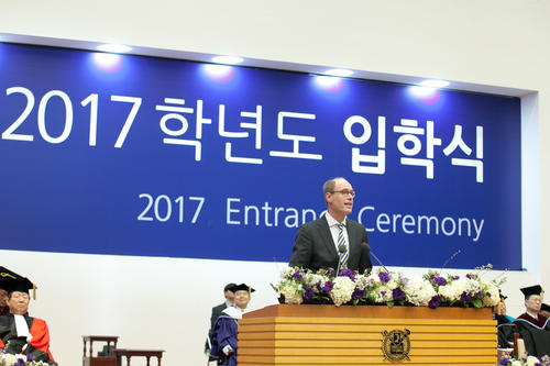 Besondere Einladung: Der Präsident der Freien Universität Professor Peter-André Alt hielt bei der Immatrikulationsfeier der Seoul Nationaluniversität eine Festrede.