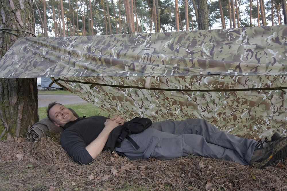 Angeblich sehr bequem: Campleiter und Berufssoldat Kay Wahry auf seinem Bett aus Kiefernnadeln.
