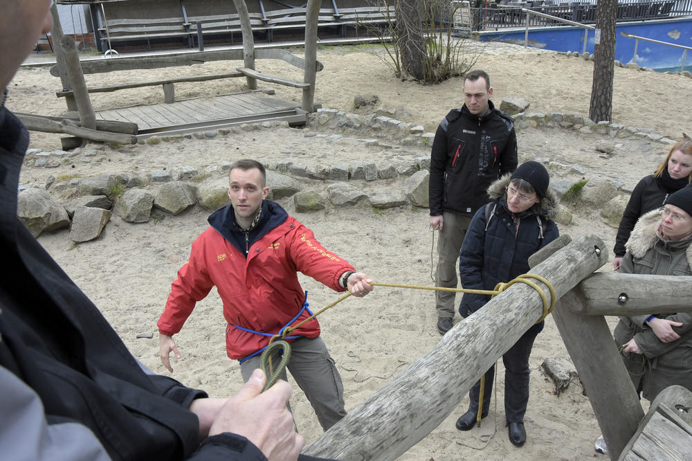Knoten, die Leben retten können: Auf einem Kinderspielplatz lernen wir uns mit Tauen und Seilen abzusichern.