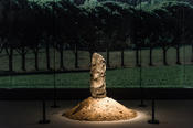 Der Originalstein aus dem Beuys-Projekt „7000 Eichen – Stadtverwaldung statt Stadtverwaltung" stammt von der 7. documenta im Jahr 1982. In Peking wurde er in chinesischer Erde aufgestellt.