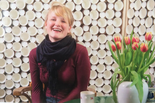Carolin Bergmann unterstützt die Nachhaltigkeits- initiative SUSTAIN IT! als studentische Hilfskraft, wie hier bei der Aktion "Art to Stay" während der Hochschultage Klimaschutz und Nachhaltigkeit 2016.