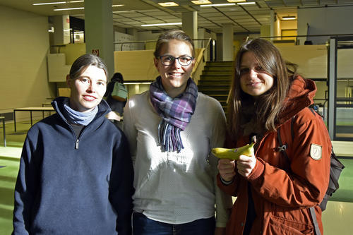 Postdoktorandin Katharina Achazi (links) aus der Chemie, Chemie-Doktorandin Svenja Ehrmann (Mitte) und Biologiestudentin Emilia Sinkeviciutee sind ein Team.