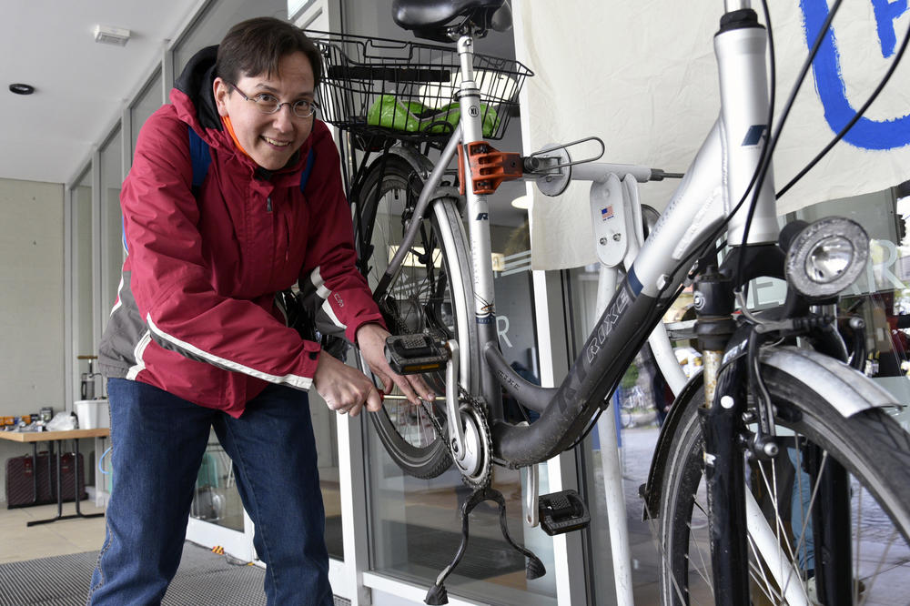 Festgeschraubt: Gemeinsam mit dem Repair-Café konnte Gesine Milde ihr Fahrrad wieder in Ordnung bringen.