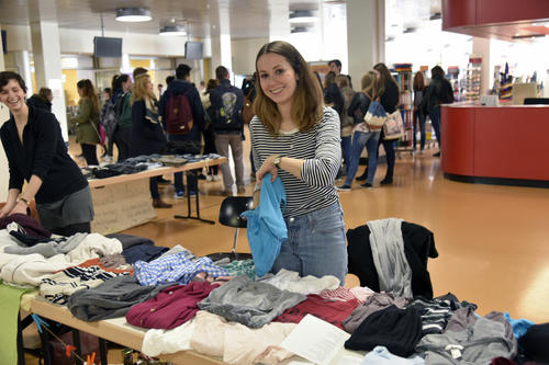 Clara Oberthür betreut den Kleidertausch. Die Studentin der Politikwissenschaft engagiert sich schon seit drei Jahren bei SUSTAIN IT!