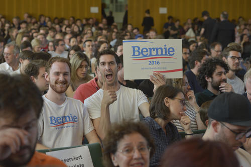 Thumbs up for Bernie Sanders: Several members of the audience were well prepared for the U.S. Senator’s visit.