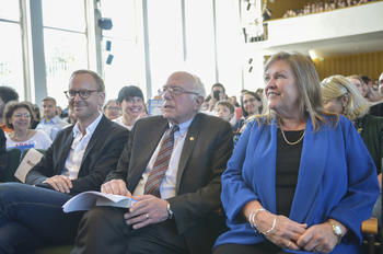 After a slight delay, Bernie Sanders, together with his wife Jane, took their seats in the Henry Ford Building at Freie Universität. 