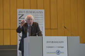 Sanders ermutigte die vielen vor allem jungen Menschen im Saal auch zu politischer Einmischung: „Democracy is not a spectator sport, democracy is you!“