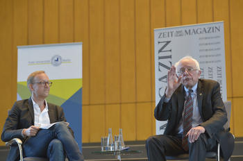 After his speech, Sanders answered questions put to him by Christoph Amend, Editor-In-Chief of ZEIT Magazine. 
