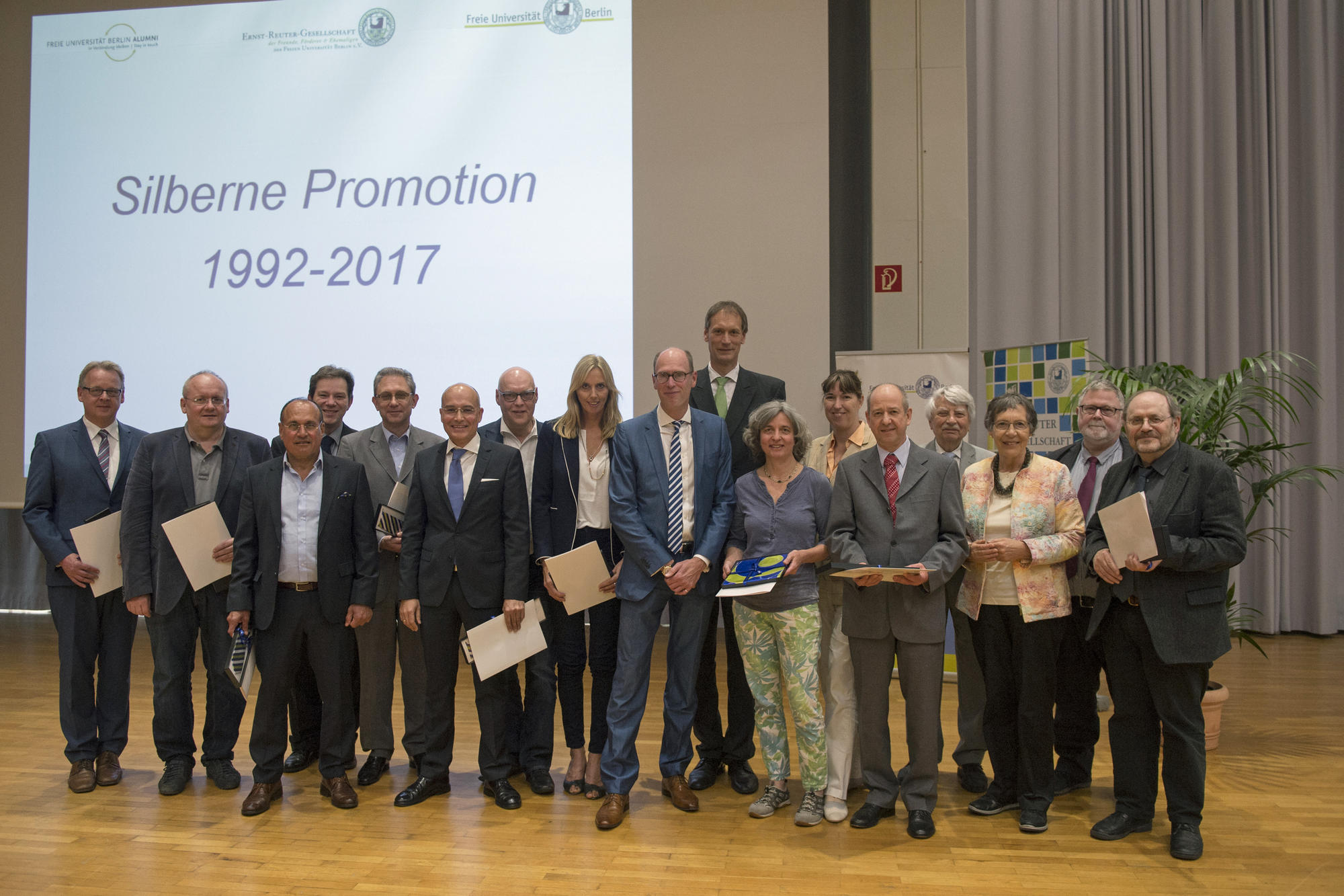 Präsident Peter-André Alt (Mi.) mit den Jubilaren, die vor 25 Jahren an der Freien Universität promoviert haben.