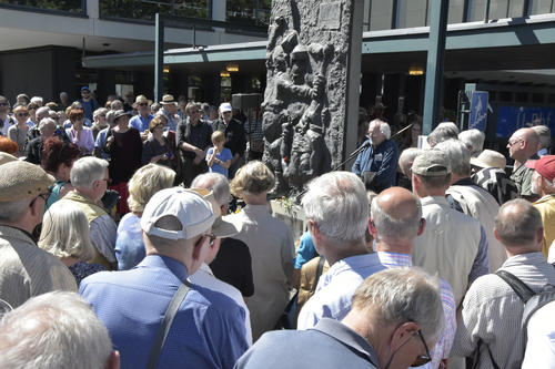 Insgesamt nahmen 100 Personen an der Gedenkveranstaltung nahe der Deutschen Oper an der Bismarckstraße teil....