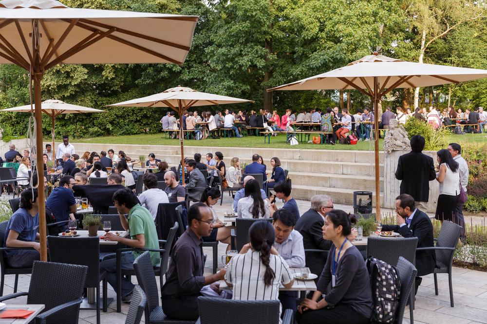 Die Welt in Dahlem: Für internationale Gastwissenschaftlerinnen und -wissenschaftler richtet die Freie Universität auch in diesem Jahr wieder einen Festempfang aus. Das Bild zeigt den Empfang im vergangenen Jahr.