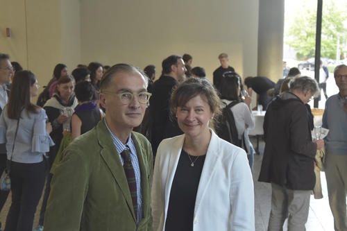 Aris Fioretos und Claudia Olk, Professorin für Allgemeine und Vergleichende Literaturwissenschaft mit Schwerpunkt Anglistik und Dekanin des Fachbereichs Philosophie und Geisteswissenschaften.