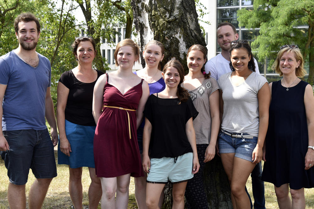 Teilnehmerinnen und Teilnehmer des Seminars „Partizipation in Theorie und Praxis: Der Campus als ‚Living Lab‘“: Marie (vorne rechts), Leonie (2. v. r.), mit ihrem Kurs und den Seminarleiterinnen.