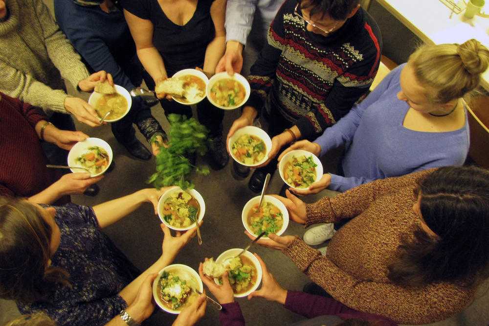 Hungrig oder satt? Bei einem Picknick im Botanischen Garten erzählen Zeitzeuginnen, wie sie die Hungerjahre der Nachkriegszeit erlebt haben.