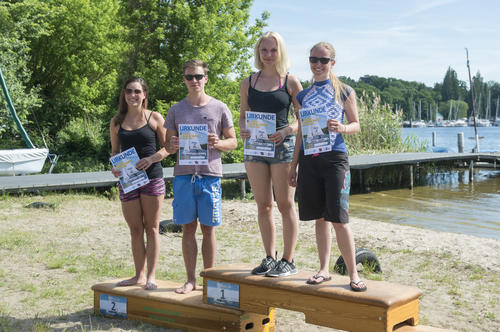 Nur knapp sicherten sich Carolin Buder (re./Hochschule für Wirtschaft und Recht) und Laura Berner (1.v.re./Universität Potsdam) den „Berliner Hochschulcup Segeln“ vor den Zweitplatzierten Christoph Cornelius und Sandy Hoffmann (Beuth Hochschule).