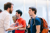 Alumnus Tim Rauschan im Gespräch mit interessierten Studierenden.