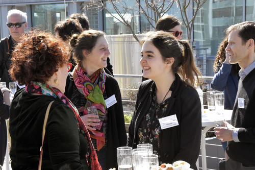 Vernetzung und Austausch standen beim Spring Campus im Fokus - hier bei einer Rezeption auf dem Dach der Holzlaube der Freien Universität.