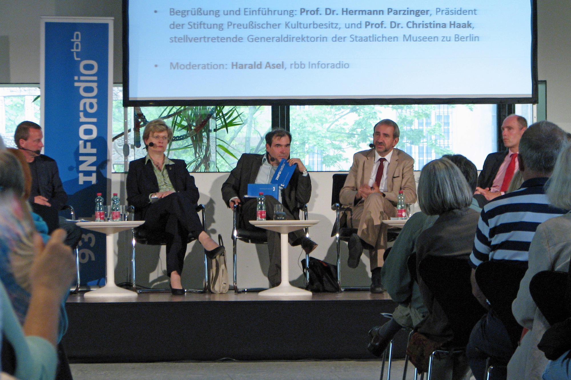 Diskussionsrunde (v. l. n. r.): Kulturstaatssekretär Dr. Torsten Wöhlert, Bezirksbürgermeisterin Cerstin Richter-Kotowski, Inforadio-Moderator Harald Asel, SPK-Präsident Prof. Dr. Hermann Parzinger, Universitätspräsident Peter-André Alt.