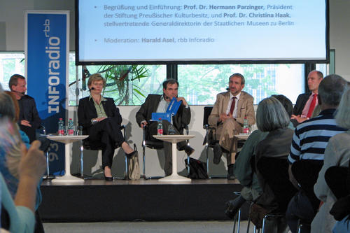 Diskussionsrunde (v. l. n. r.): Kulturstaatssekretär Dr. Torsten Wöhlert, Bezirksbürgermeisterin Cerstin Richter-Kotowski, Inforadio-Moderator Harald Asel, SPK-Präsident Prof. Dr. Hermann Parzinger, Universitätspräsident Peter-André Alt.