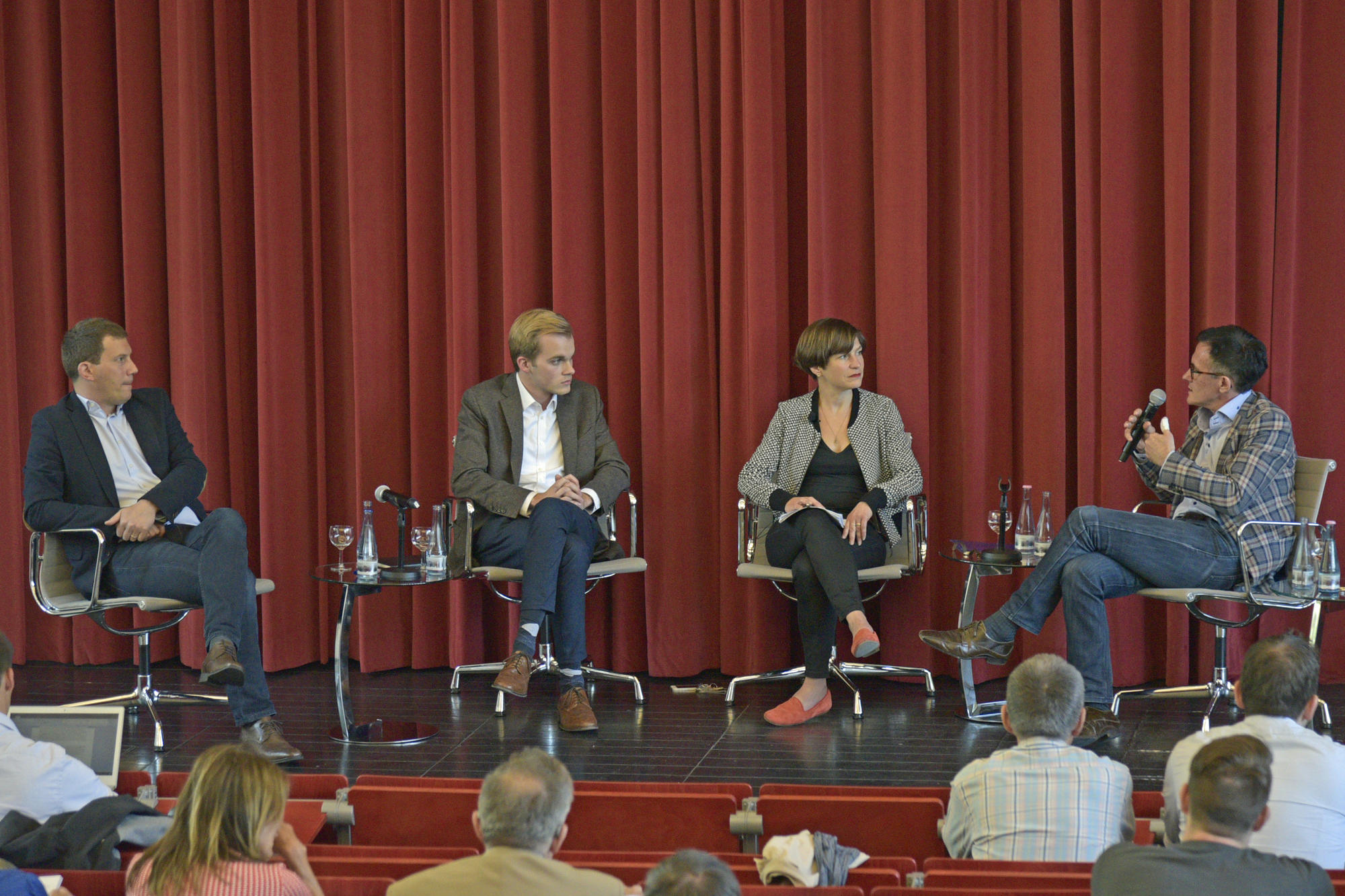 Beim Europa-Dialog diskutierte Moderatorin Miriam Hartlapp mit (v.l.) Emmanuel Droit (Centre Marc Bloch/Humboldt-Universität), Felix Lennart Hake (Deutsch-Französischer Jugendausschusses) und Pascal Thibaut (Radio France International).