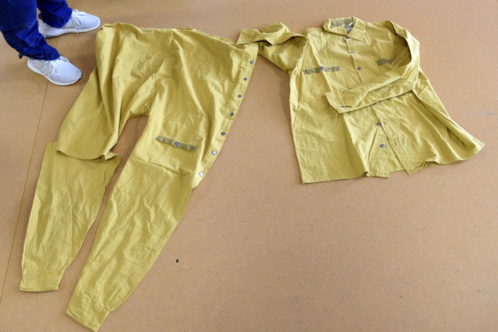 Klamottenwechsel: Aus einem alten Hemd wird eine Hose.